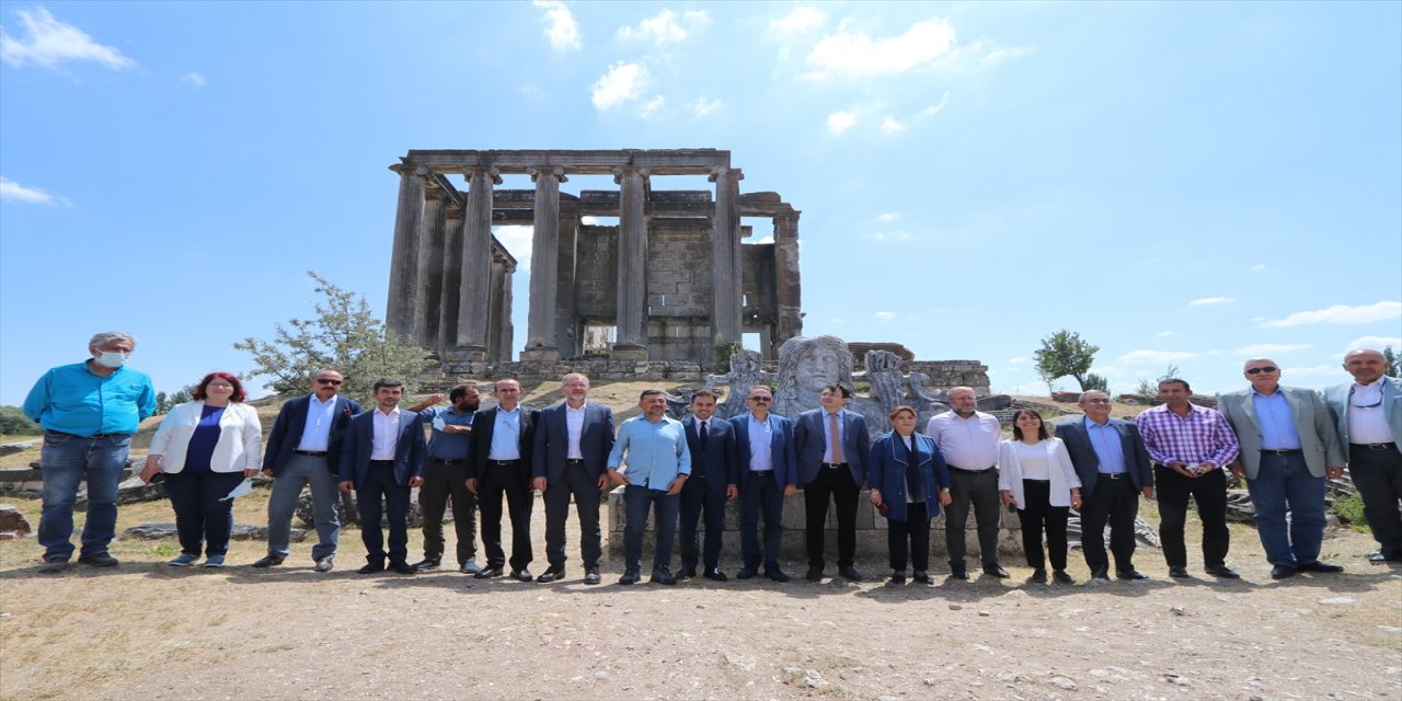 Kültür Varlıkları ve Müzeler Genel Müdürü Yazgı, Aizanoi'de incelemelerde bulundu