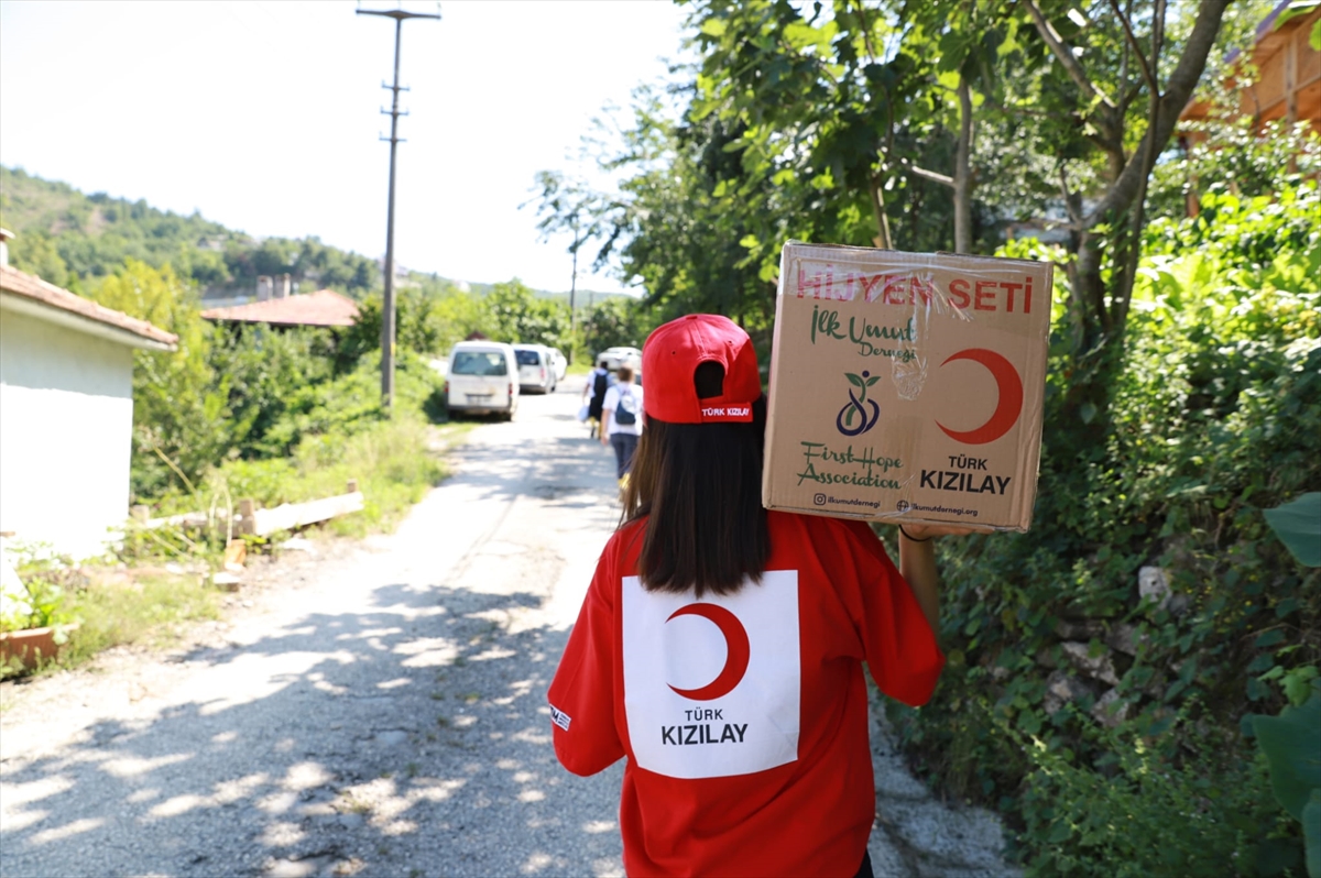 Türk Kızılay, sel bölgesinde 142 binin üzerinde kişiye insani yardım ulaştırdı