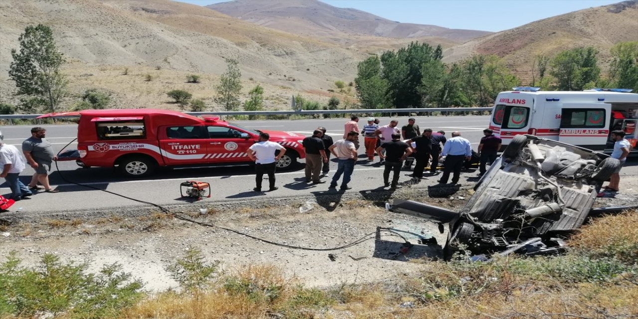 Malatya'da otomobilin beton menfeze çarpması sonucu 4 kişi yaralandı