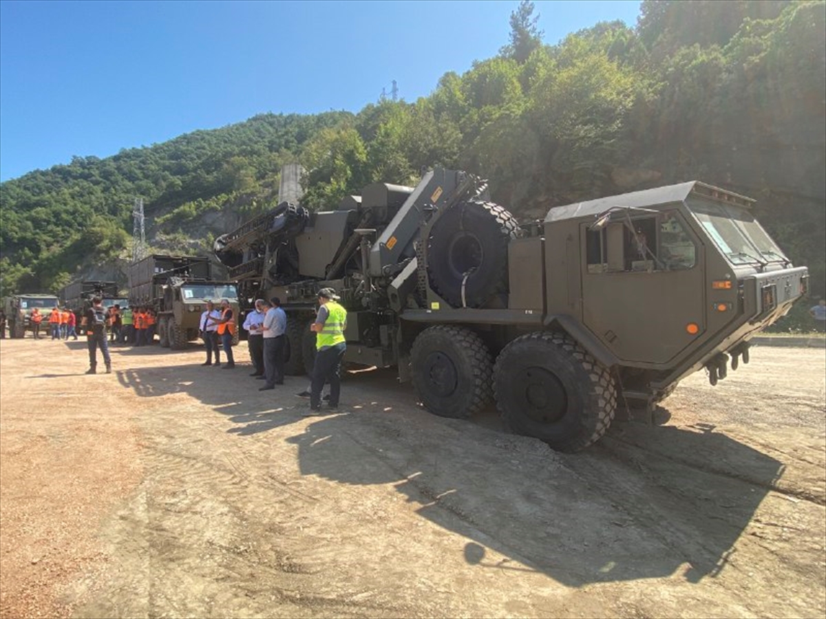 Bakan Karaismailoğlu Ayancık'ta TSK'ye ait seyyar köprünün kurulumu sırasında açıklama yaptı: