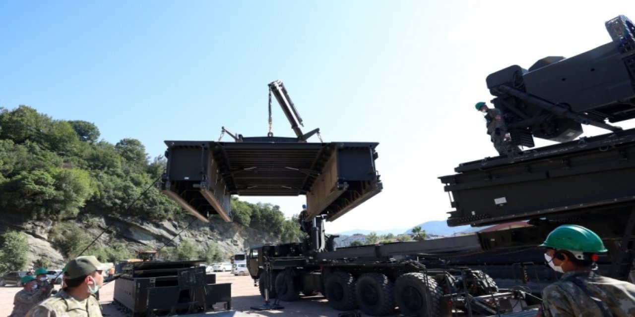 Enerji ve Tabii Kaynaklar Bakanı Dönmez, Ayancık'ta TSK'nın kurduğu seyyar köprüde incelemede bulundu