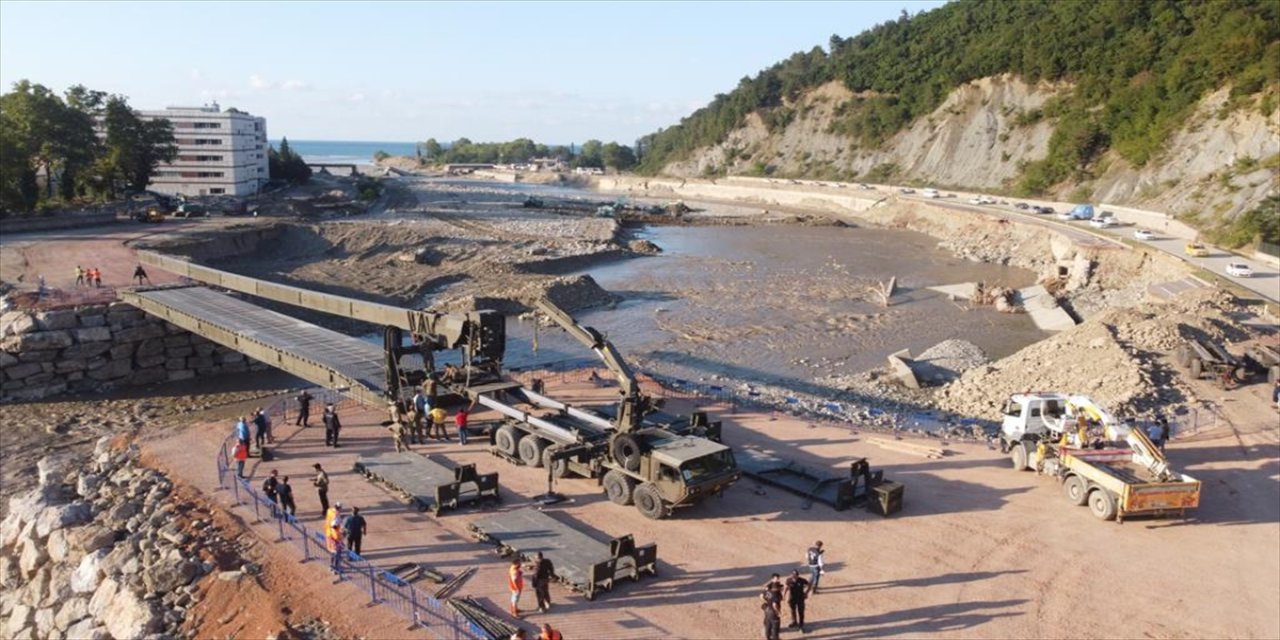 Türk Silahlı Kuvvetlerinin "Hafif Alaşımlı Sabit Köprü"sü sel felaketinin yaşandığı Ayancık Deresi'ne kuruldu