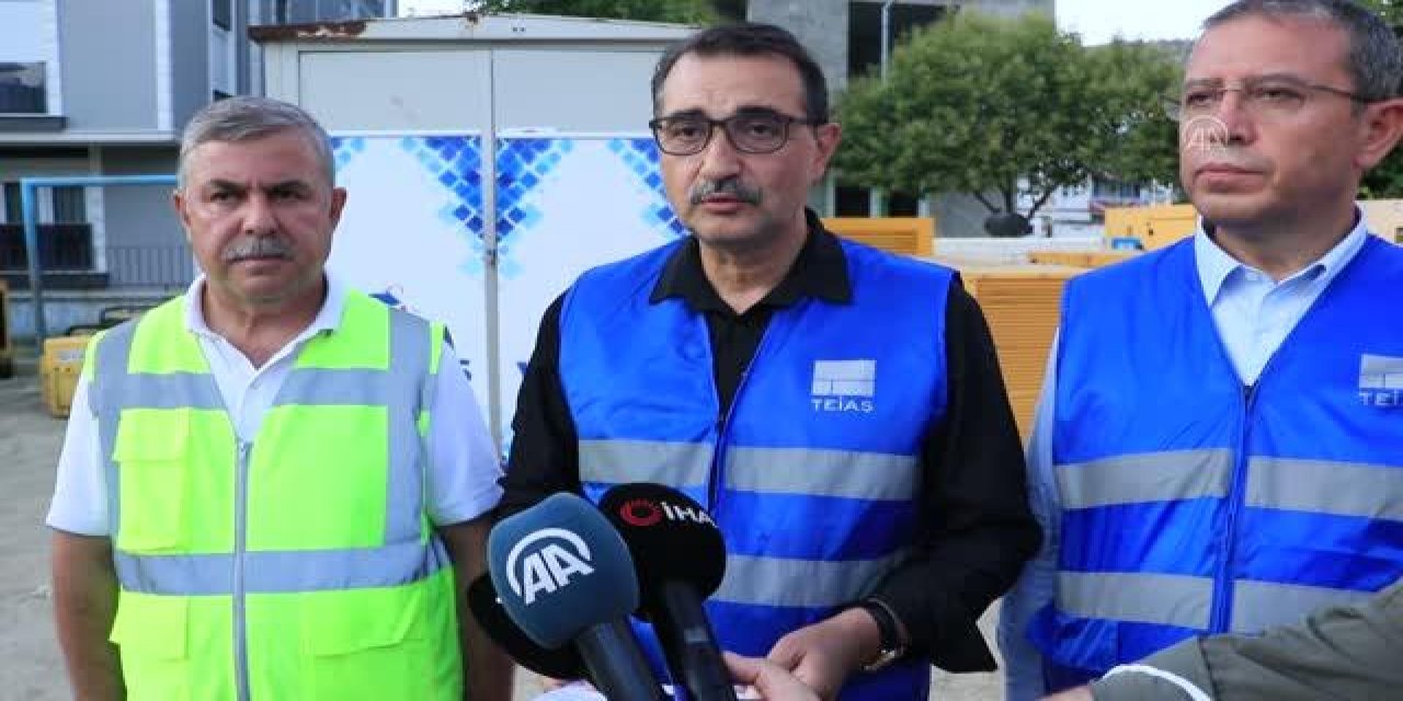 Enerji ve Tabii Kaynaklar Bakanı Dönmez, sel felaketi yaşanan Ayancık'ta incelemede bulundu