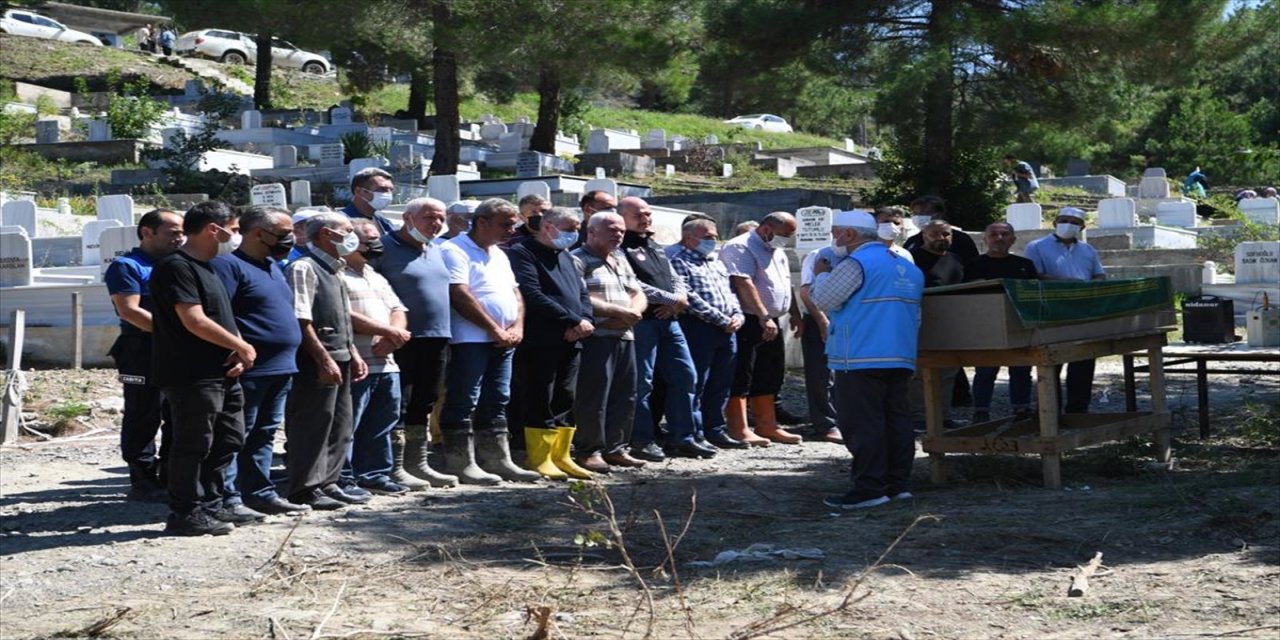 Bozkurt'taki sel felaketinde hayatını kaybeden Gülsüm Toprak son yolculuğuna uğurlandı