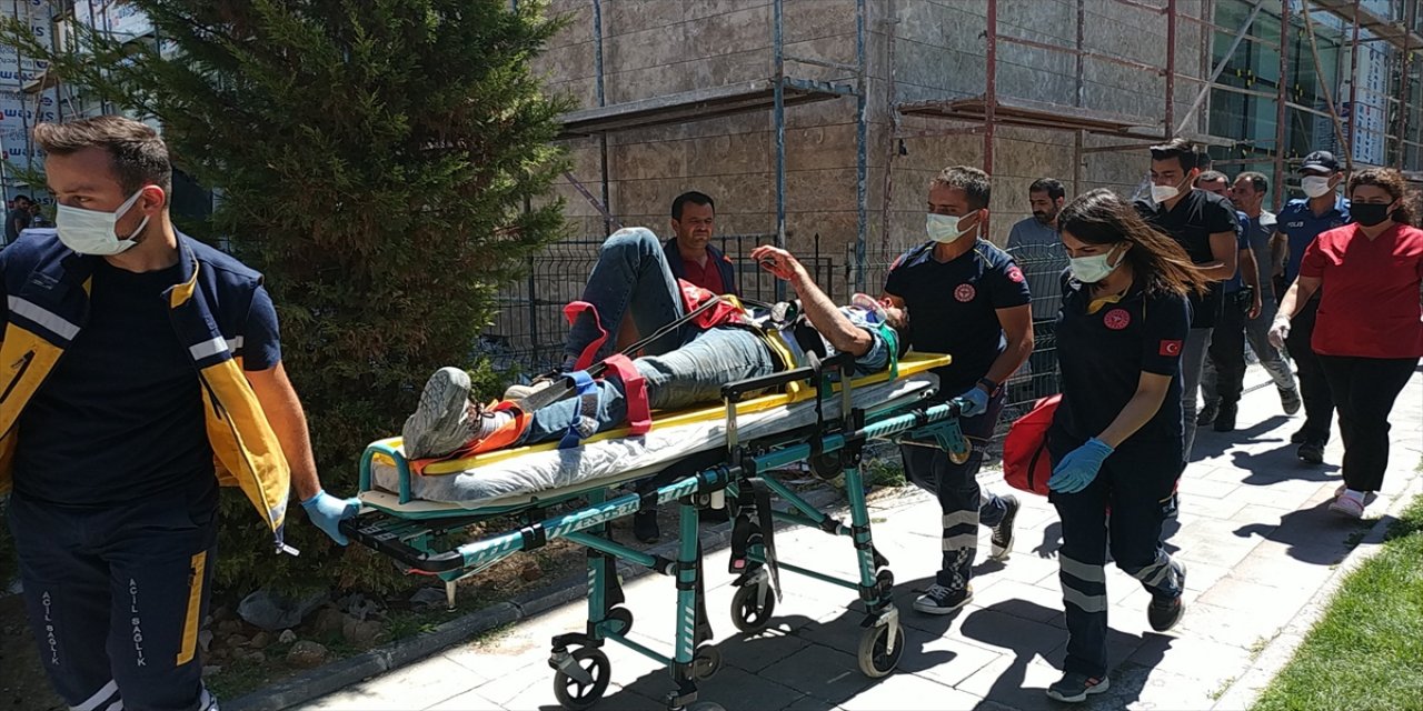 Karaman'da inşaattan düşen işçi ağır yaralandı