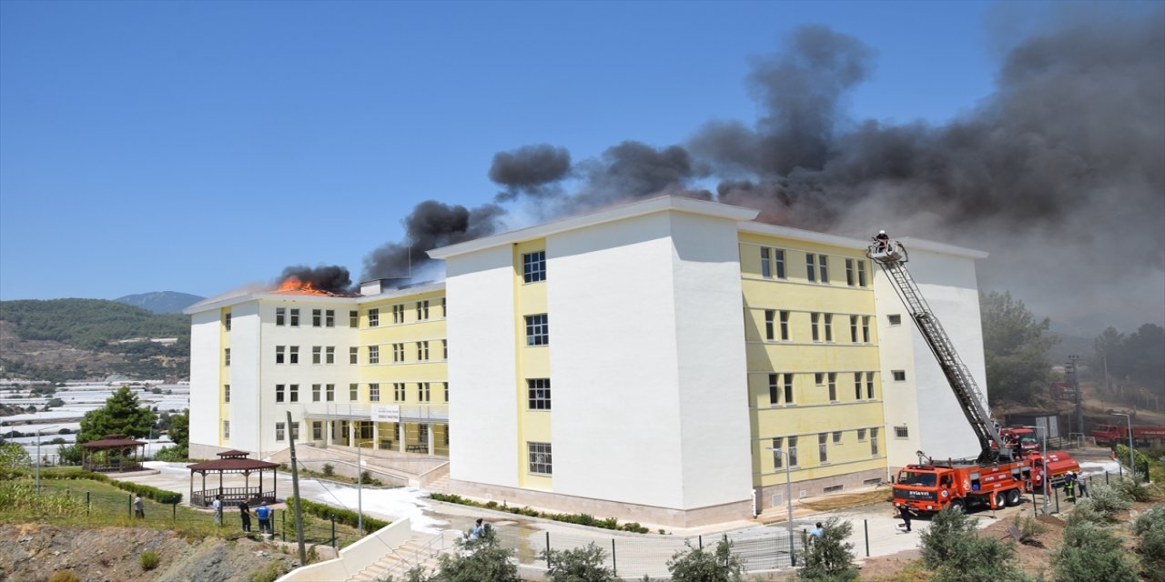Antalya'da öğrenci yurdunda çıkan yangın hasara yol açtı