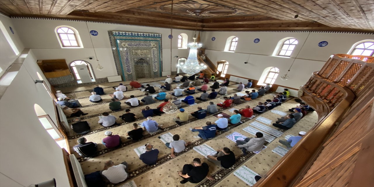 Bozkurt'taki selden etkilenen 113 yıllık camide cuma namazı kılındı