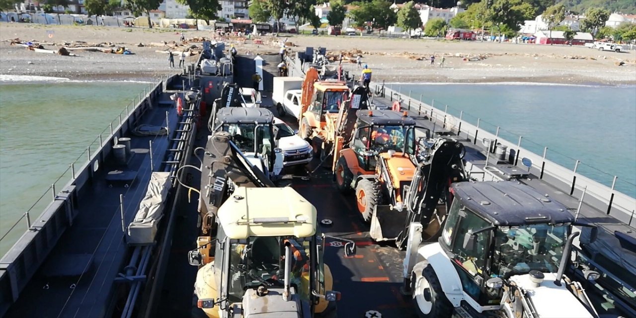 Sel felaketi nedeniyle yolları kapanan Türkeli ilçesine çıkarma gemileriyle araç ve malzeme taşındı
