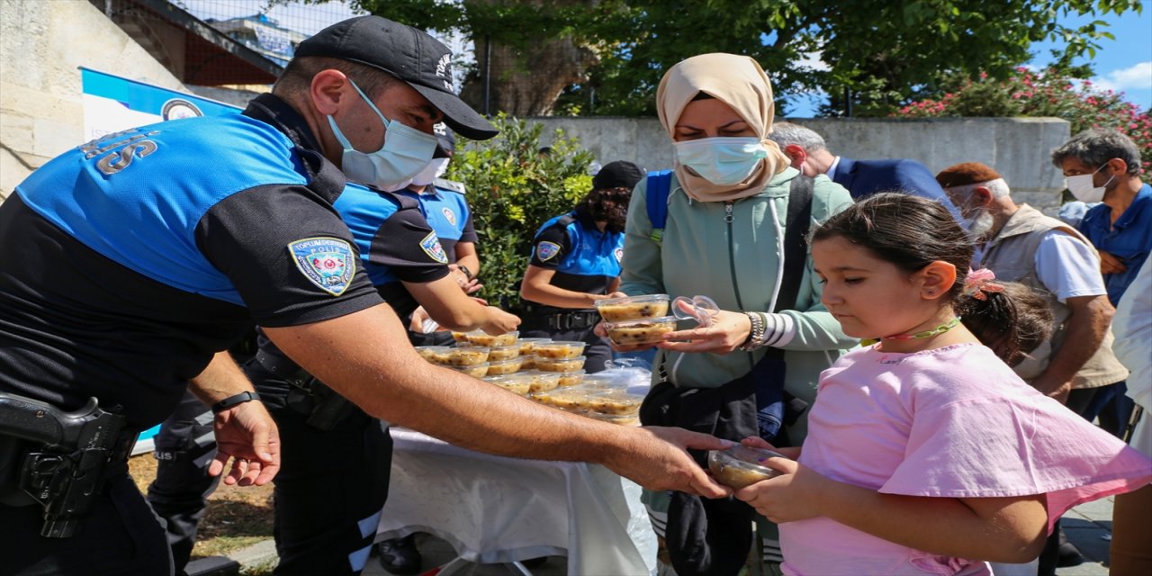 İstanbul polisi, Üsküdar Meydanı'nda vatandaşlara aşure ikram etti