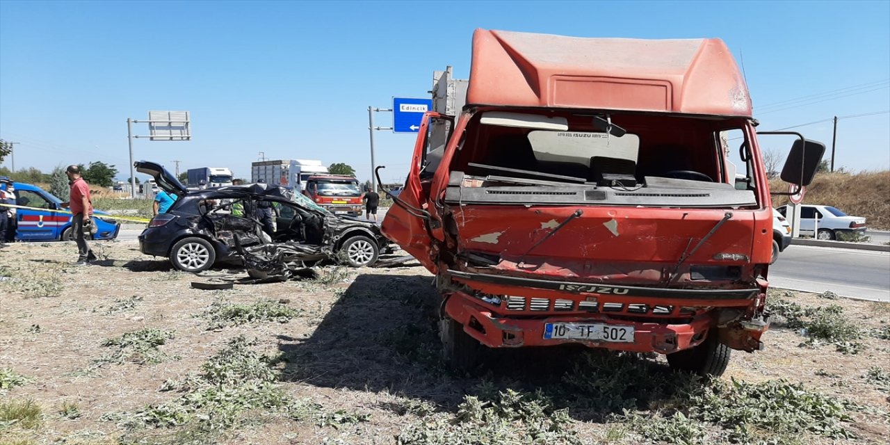 Bandırma'da otomobil ile kamyonet çarpıştı: 2 ölü, 4 yaralı