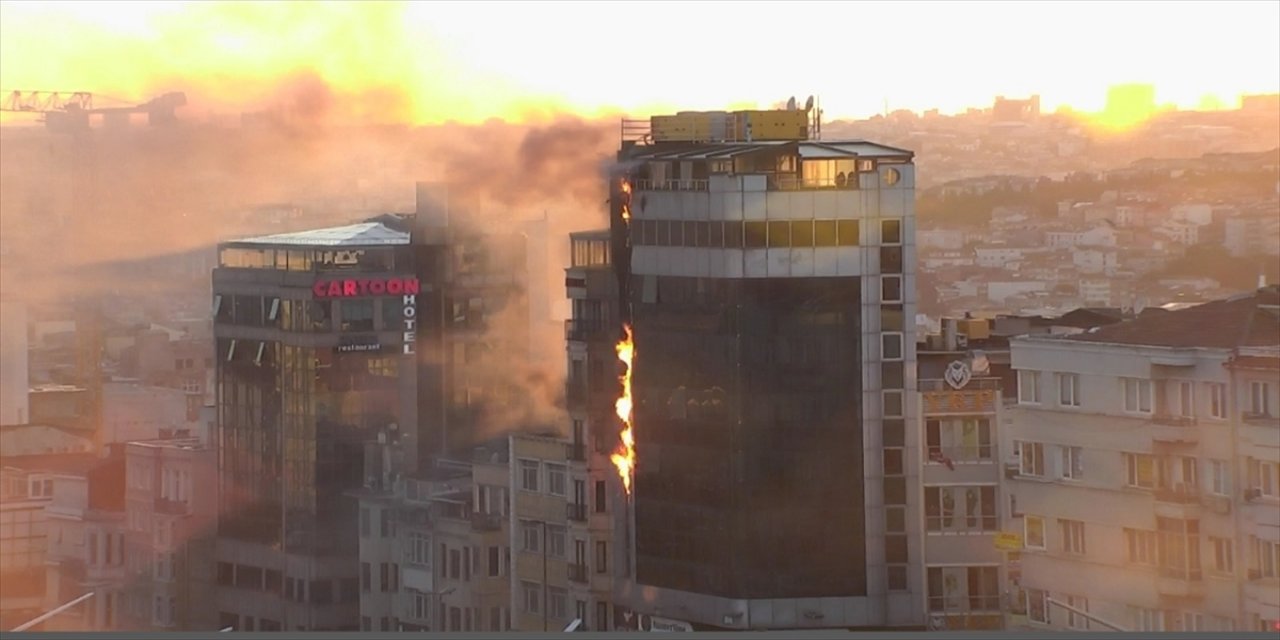 Taksim'de 6 katlı binada çıkan yangına müdahale ediliyor