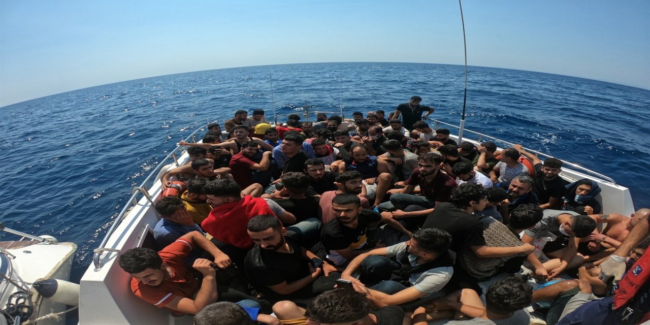İzmir'de 122 düzensiz göçmen yakalandı