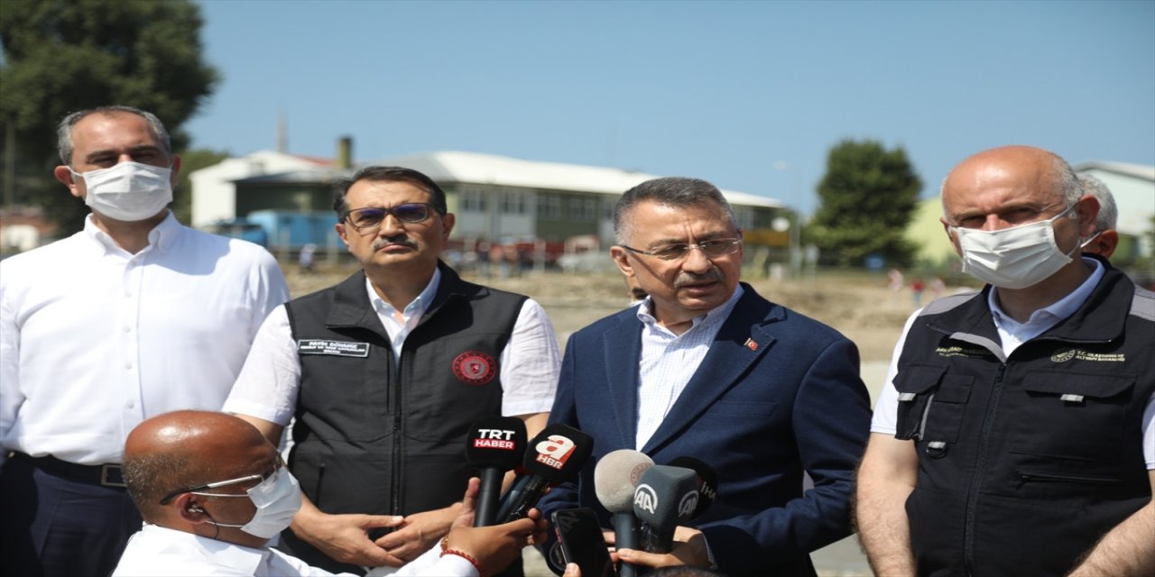 Cumhurbaşkanı Yardımcısı Oktay, sel felaketi yaşanan Ayancık'ta açıklamalarda bulundu