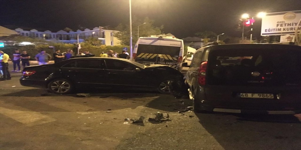 Muğla'da üç aracın karıştığı zincirleme trafik kazasında 10 kişi yaralandı