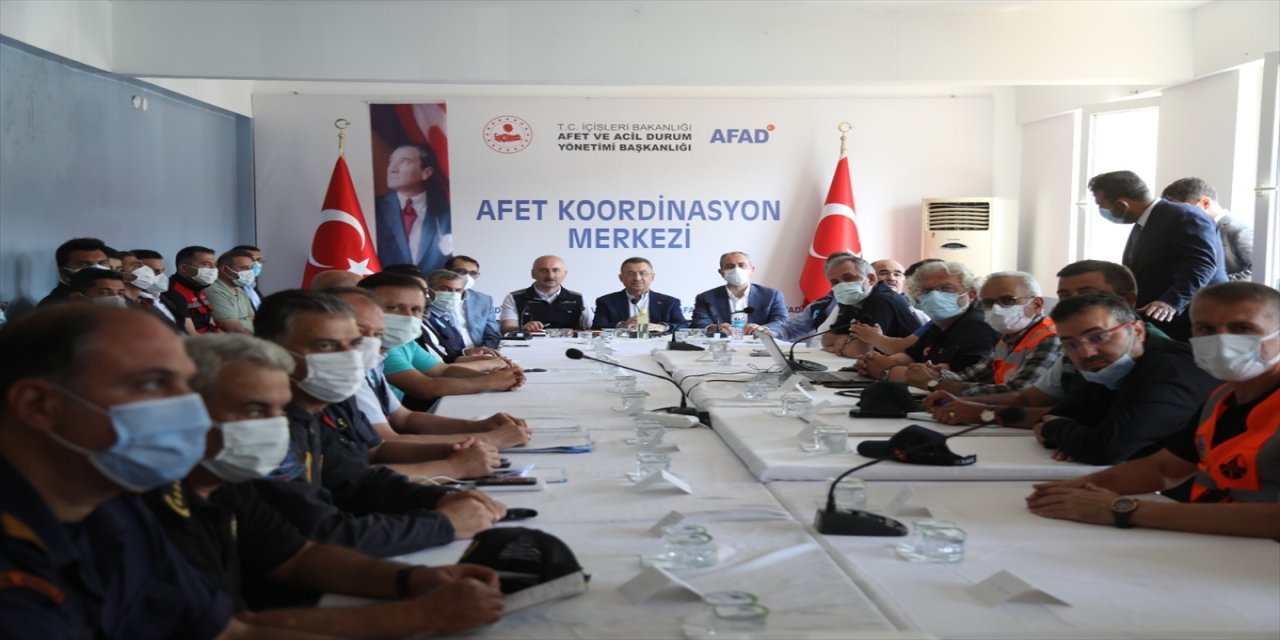 Cumhurbaşkanı Yardımcısı Oktay, sel felaketi yaşanan Ayancık'ta vatandaşlarla bir araya geldi