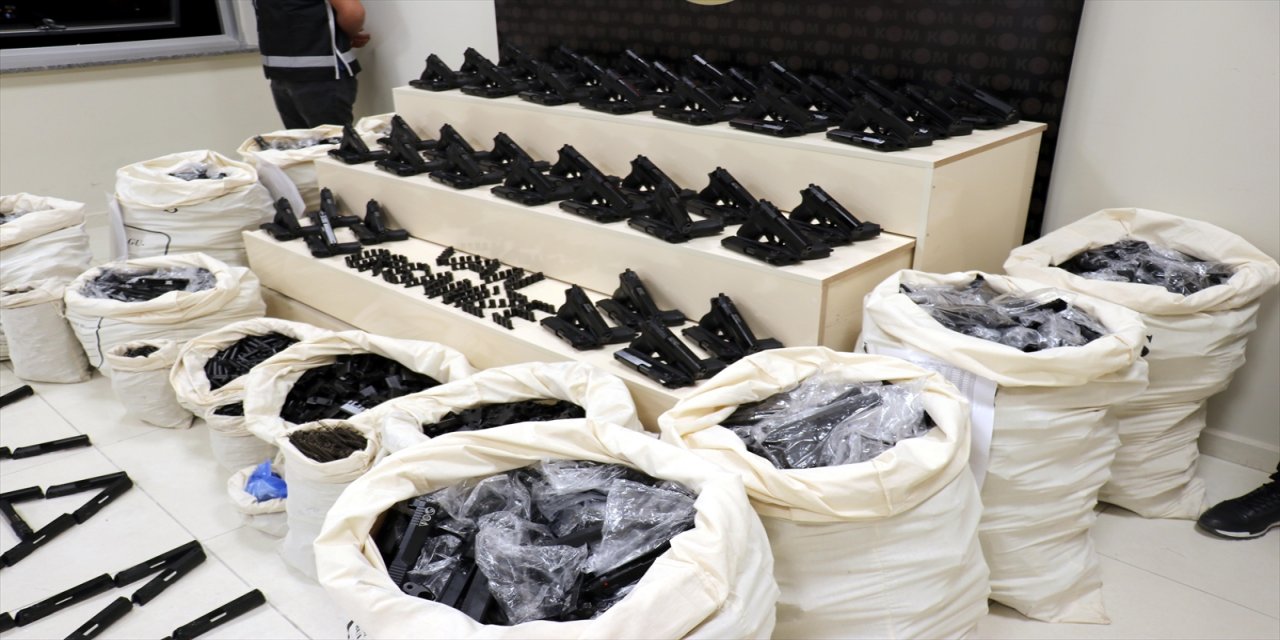 Van'da 1300 ruhsatsız tabanca ele geçirildi