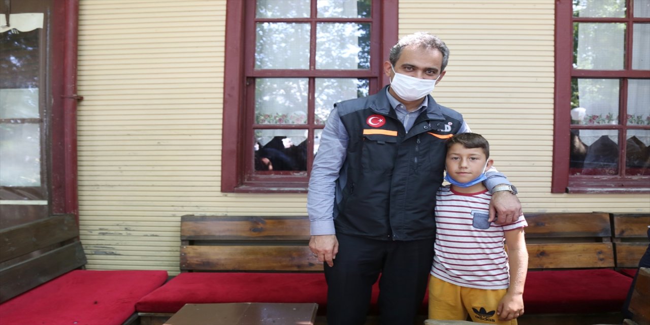 Milli Eğitim Bakanı Özer, Bozkurt'ta selden etkilenen bölgelerde incelemelerde bulundu