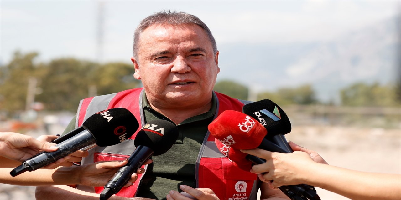 Antalya'da trafiğin yoğun olduğu güzergahtaki 2 köprü yeniden yapılmak için yıkıldı