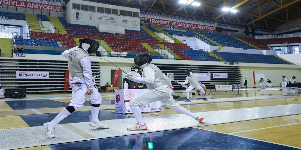 Eskrimde Federasyon Kupası müsabakaları İzmir'de başladı