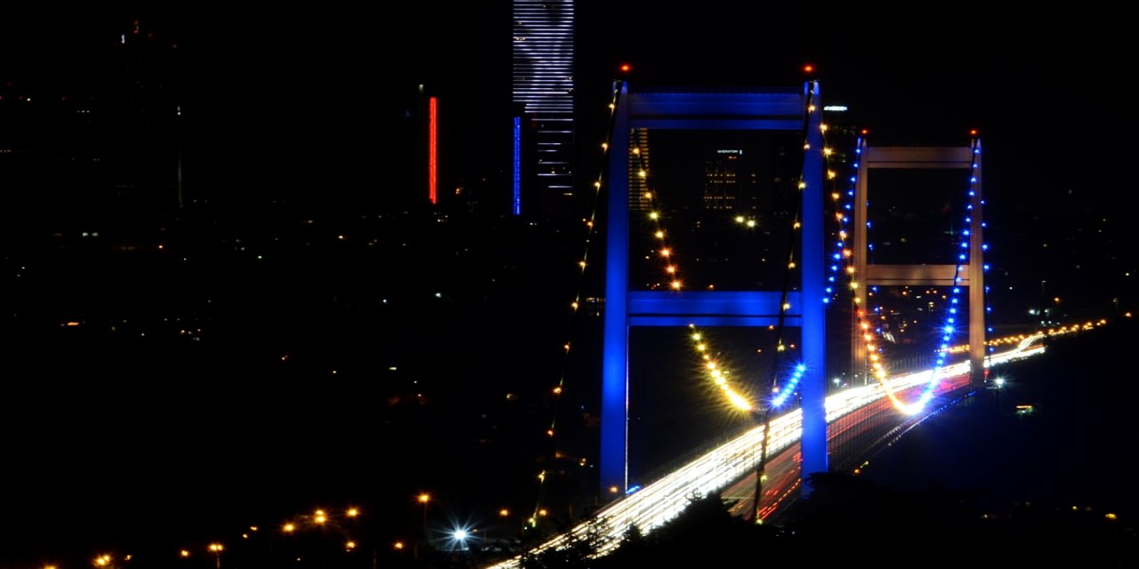 İstanbul'un iki köprüsü Ukrayna bayrağı renklerine büründü