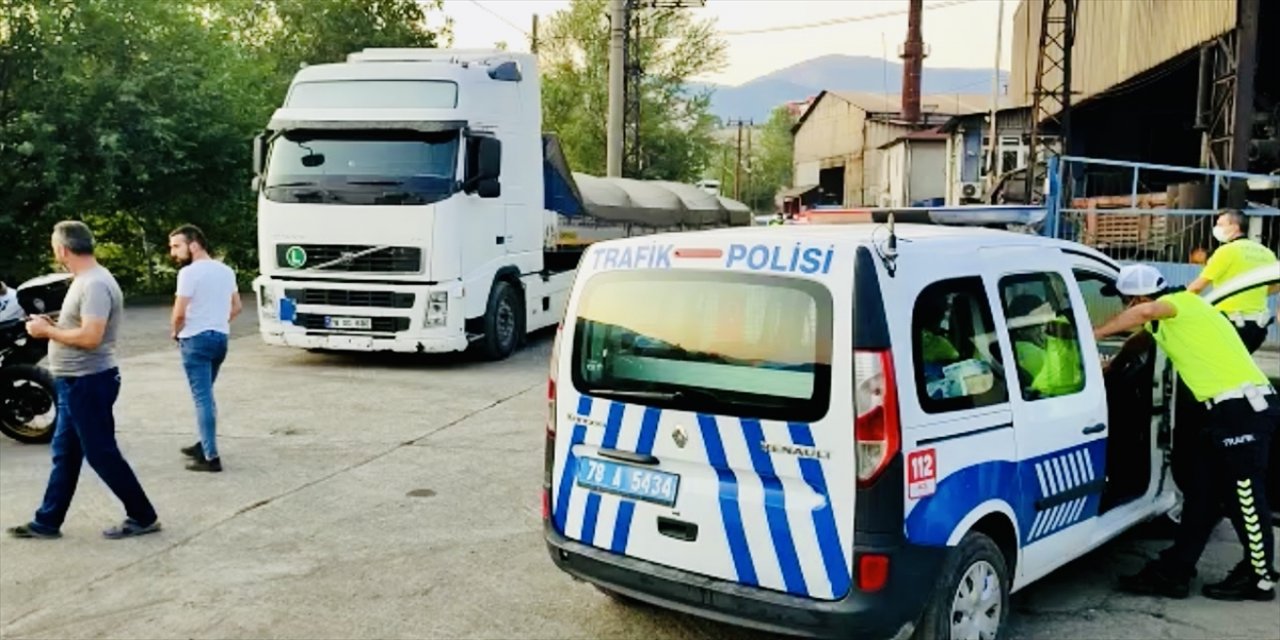 Karabük'te fazla yükten durdurulan aracın sürücüsü ekiplerin üzerine sürdüğü tırla kaçmak istedi