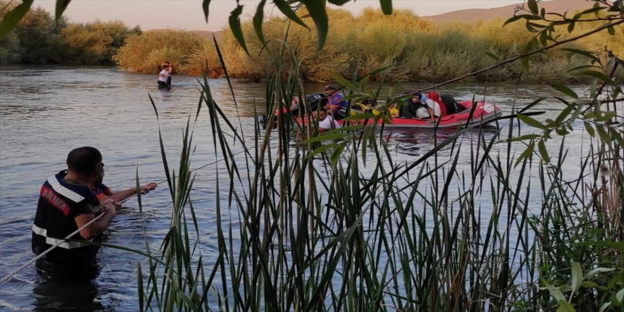 Bingöl'de Murat Nehri'nde mahsur kalan 30 kişi kurtarıldı
