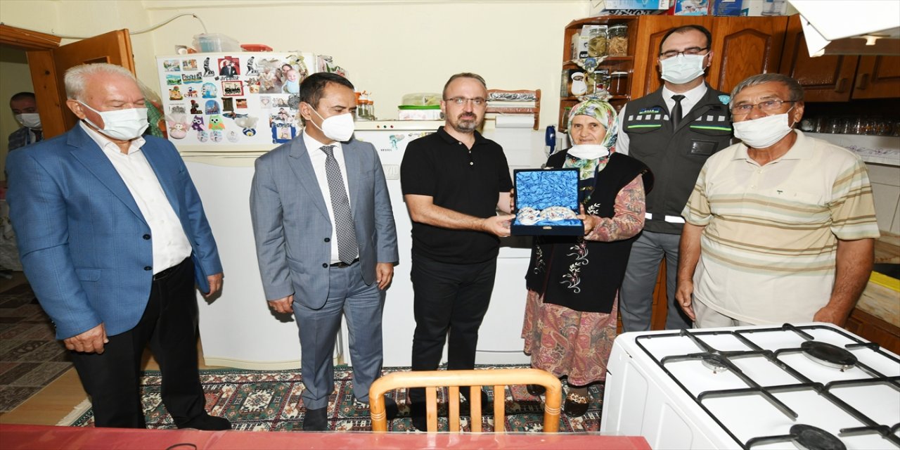 AK Parti Grup Başkanvekili Bülent Turan, Lapseki'de doğal gaz bağlanan evlere konuk oldu