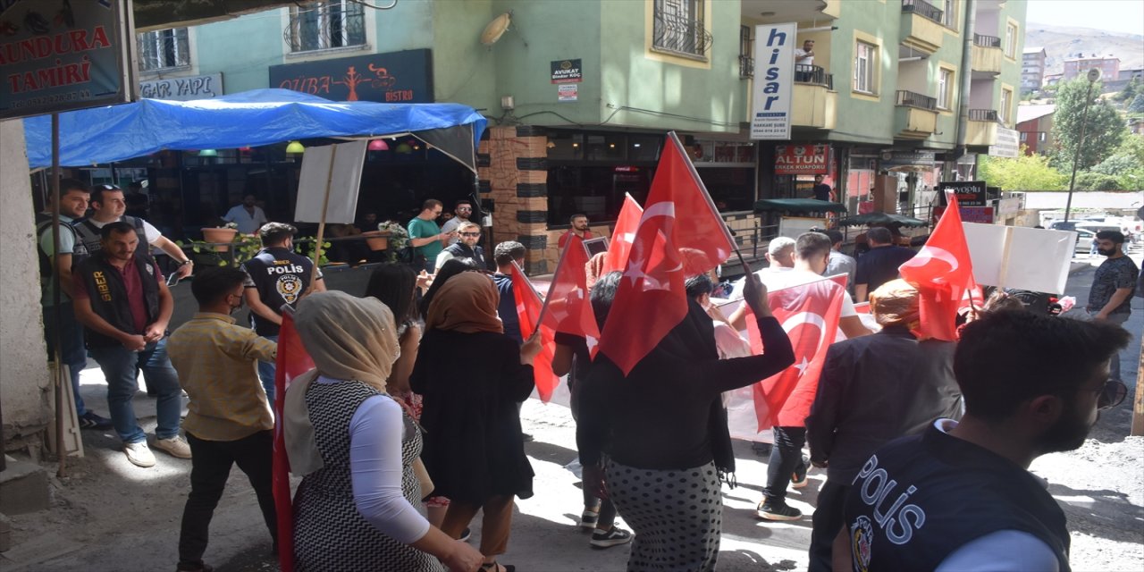 Hakkari'de çocukları dağa kaçırılan aileler HDP İl Başkanlığı önünde eylem yaptı