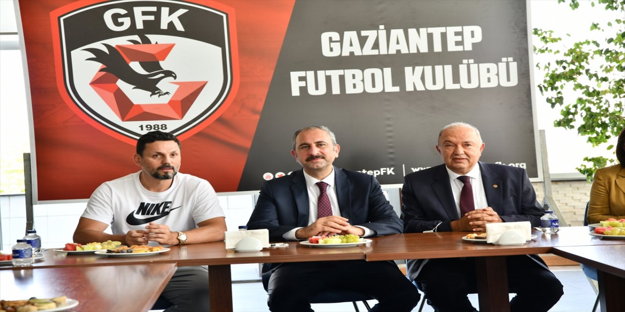 Adalet Bakanı Gül'den Süper Lig ekibi Gaziantep'e ziyaret