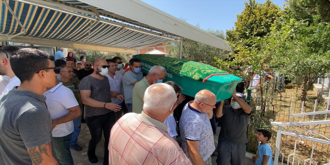 Manisa'da otomobille midibüsün çarpışması sonucu hayatını kaybeden 4 kişinin cenazesi toprağa verildi