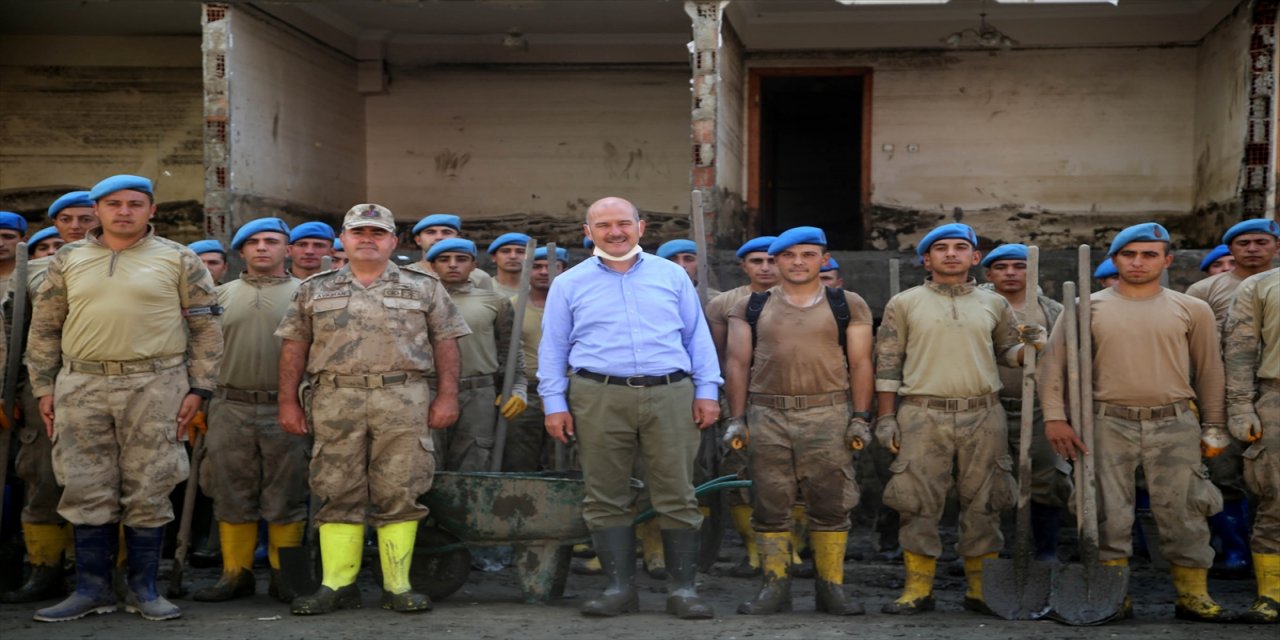Bakan Soylu selden etkilenen Bozkurt'ta incelemelerini sürdürdü
