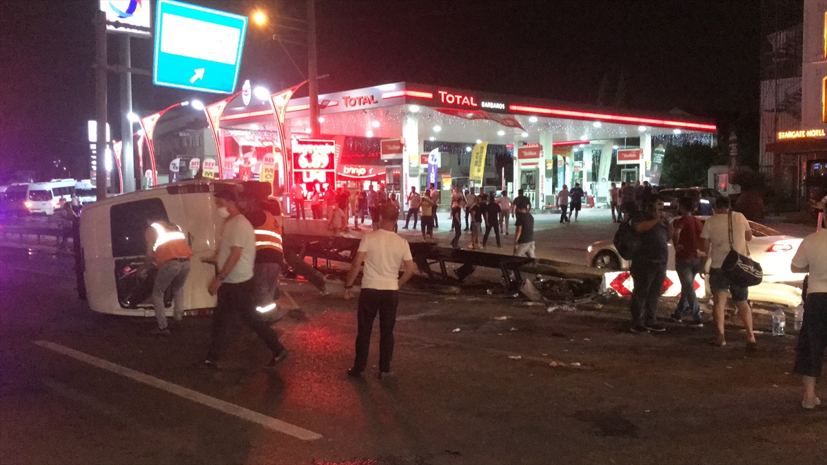 Kocaeli'de işçileri taşıyan minibüs devrildi: 7 yaralı