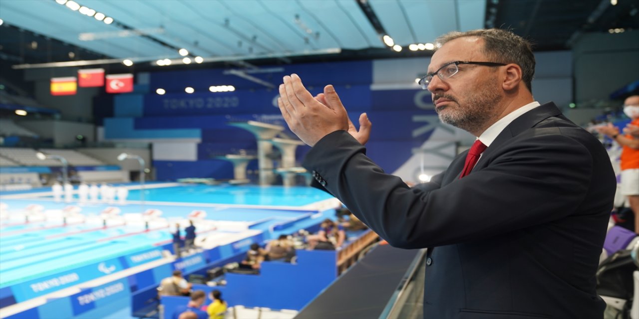 Gençlik ve Spor Bakanı Kasapoğlu, paralimpik milli yüzücüleri tebrik etti