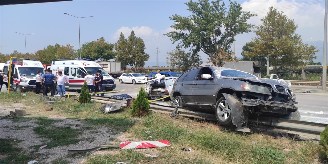 Bursa'da geri manevra yaparken bir otomobilin çarptığı aracın sürücüsü hayatını kaybetti