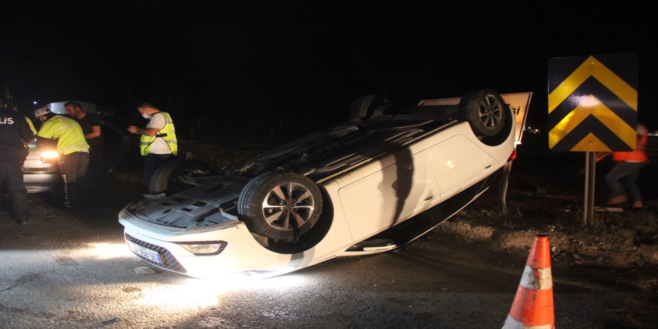 Sivas'ta iki otomobil çarpıştı: 8 yaralı