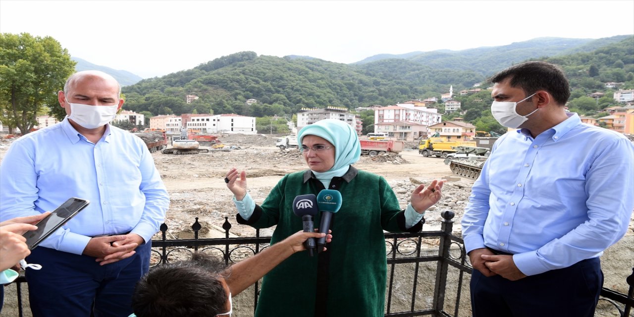 Emine Erdoğan'dan sel felaketinin yaşandığı Bozkurt'a "geçmiş olsun" ziyareti
