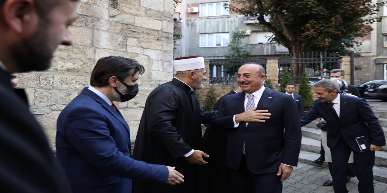 Dışişleri Bakanı Çavuşoğlu, Belgrad'da Bayraklı Camisi'ni ziyaret etti