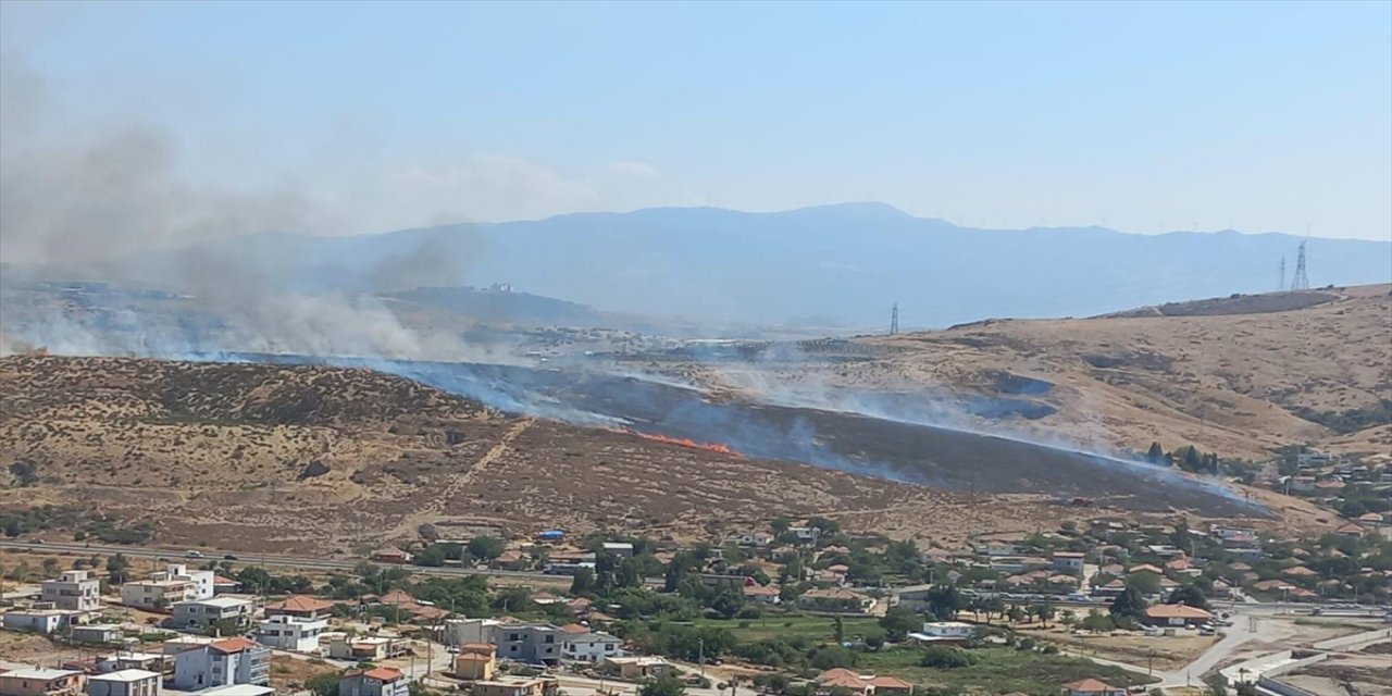 İzmir'de 2 bölgede otluk alanlarda çıkan yangınlar söndürüldü