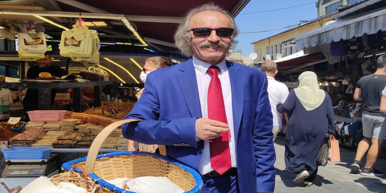 Bursa'nın "kravatlı simitçisi" takım elbisesinden yaz sıcağında da vazgeçmiyor