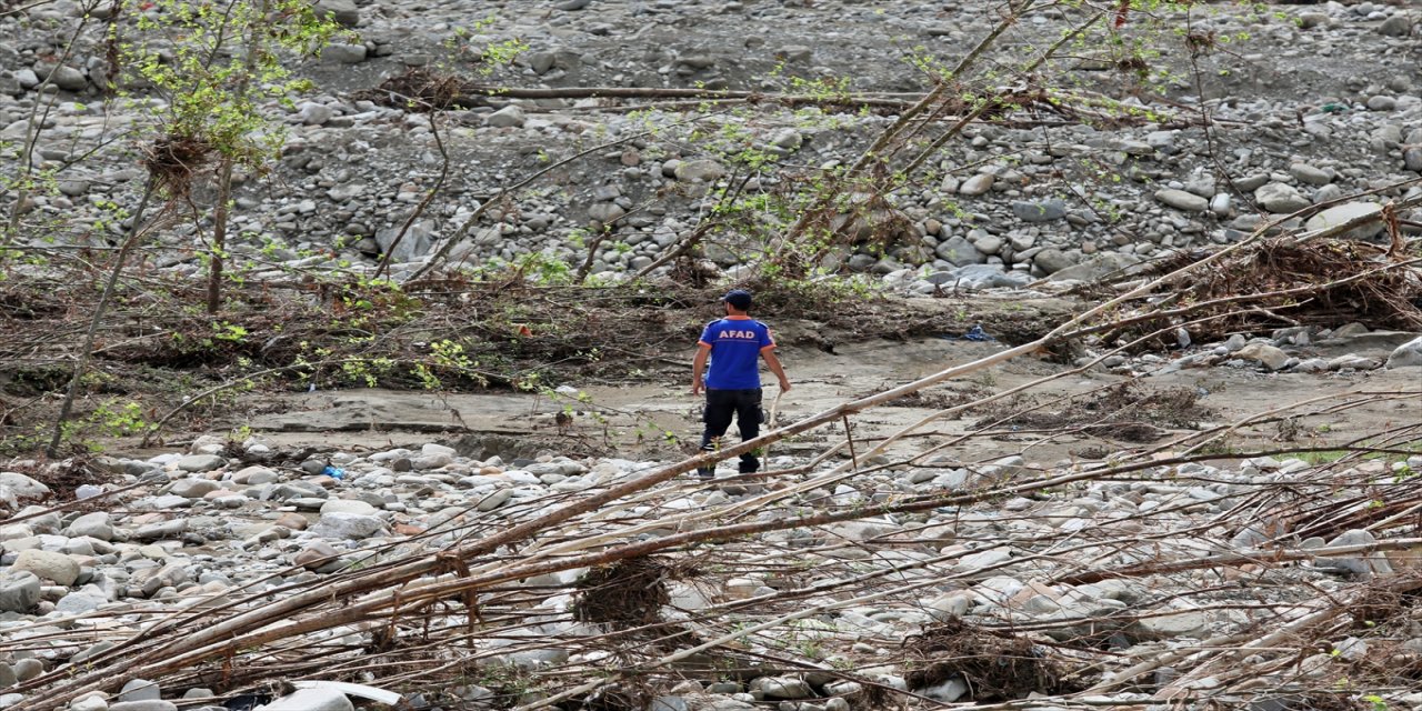 Sel felaketinin 22'nci gününde Ayancık'ın Babaçay köyünde arama çalışmaları sürüyor