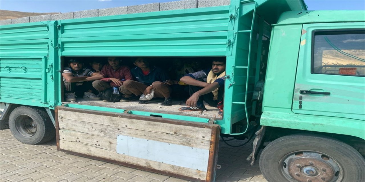 Van'da briket yüklü kamyonetin kasasına saklanmış 27 düzensiz göçmen yakalandı