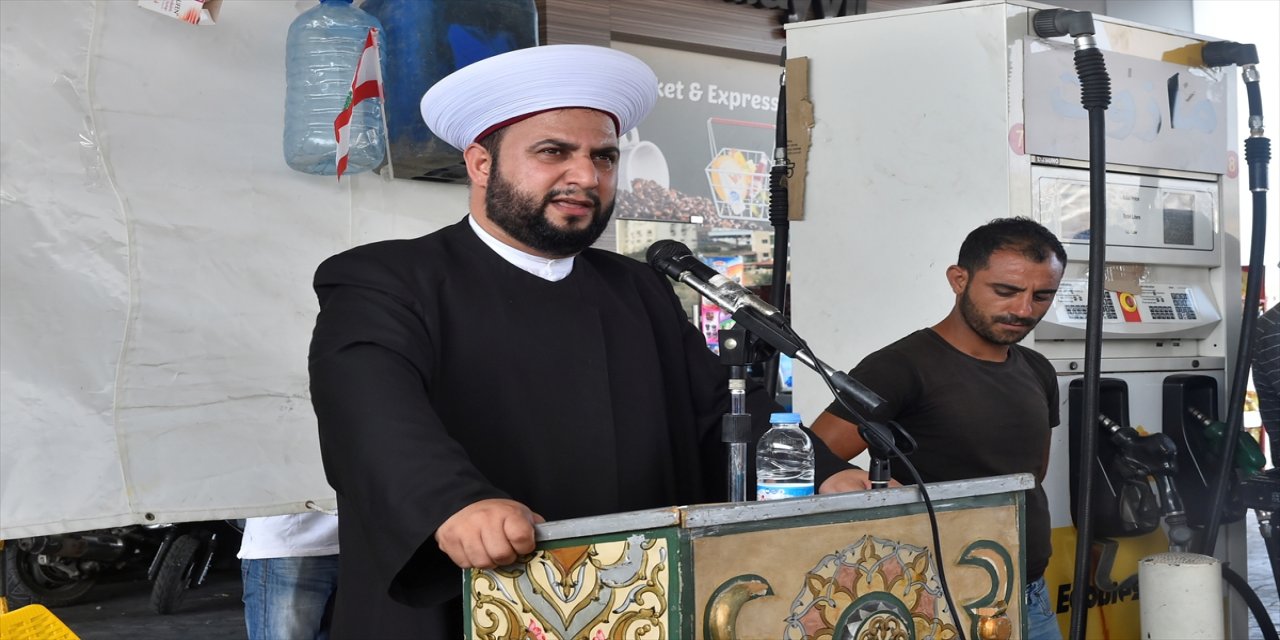 Lübnan'daki akaryakıt krizi, benzin kuyruğunda kılınan cuma namazıyla protesto edildi