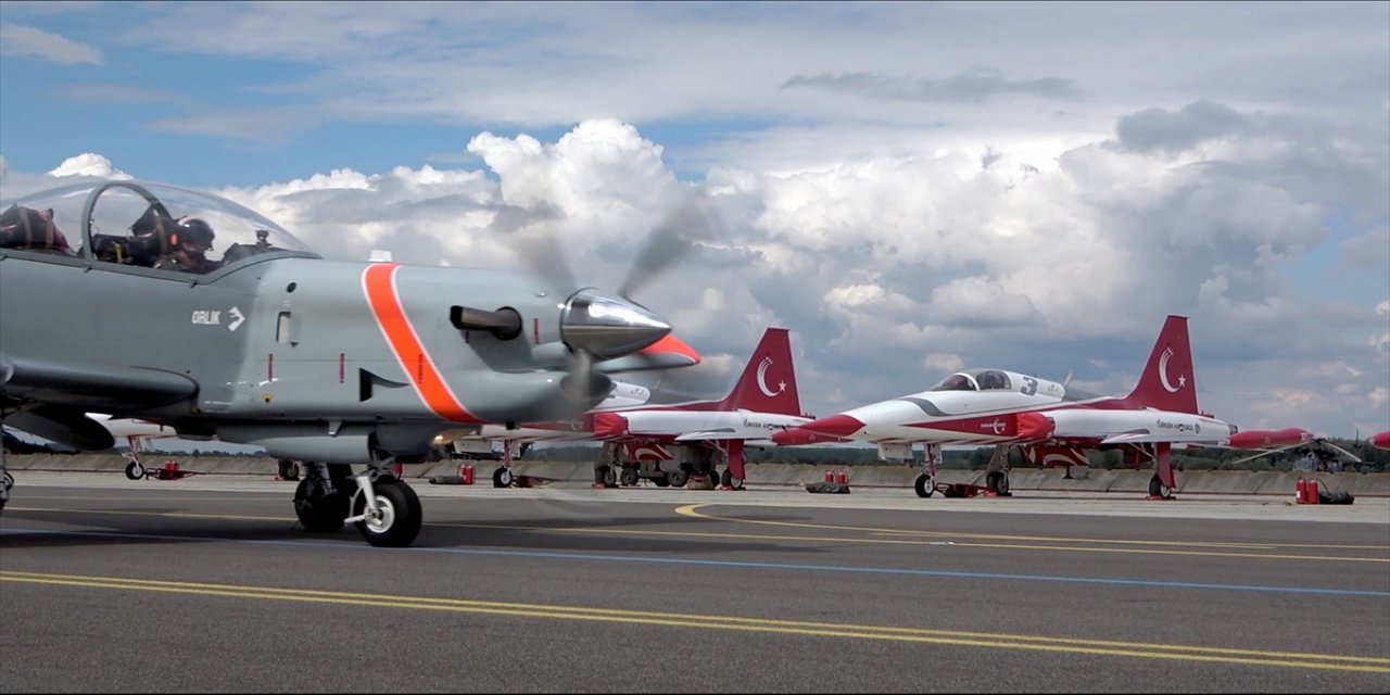 MSB: Türk Yıldızları, Macaristan Uluslararası Askeri Hava Gösterileri kapsamında uçuş gerçekleştirdi