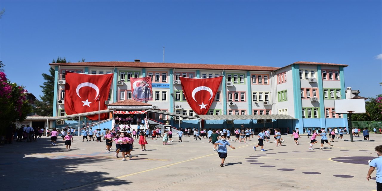 Orman yangınının izlerinin silinmeye çalışıldığı Marmaris'te tüm okullar açıldı