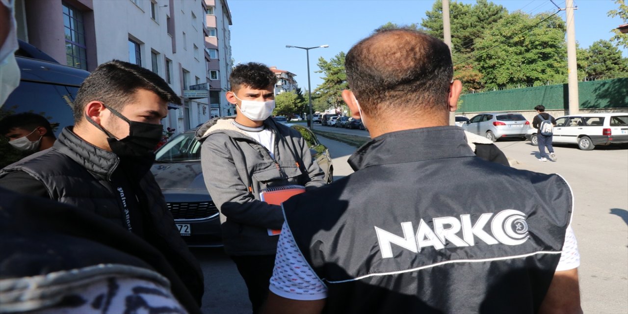 Bolu'da okulların önünde narkotik uygulaması yapıldı