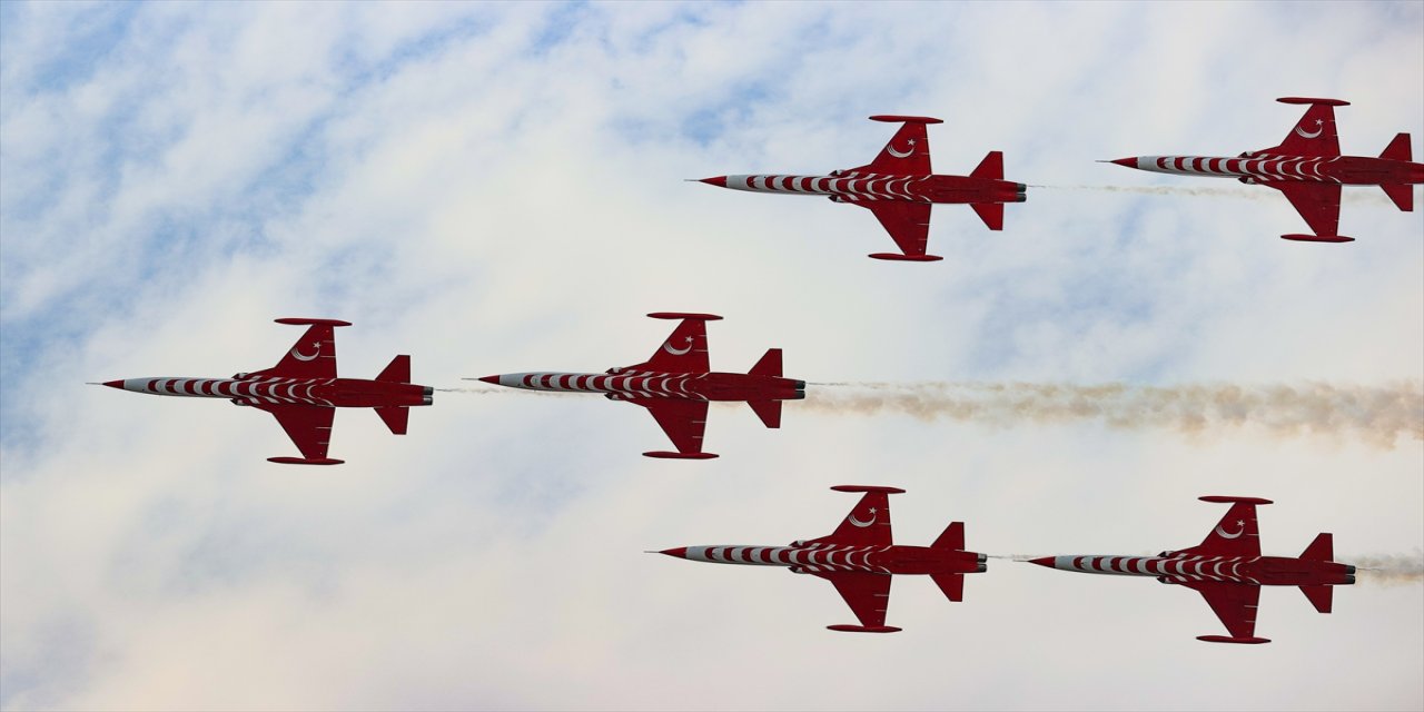 İzmir semalarında heyecan veren kurtuluş gösterisi