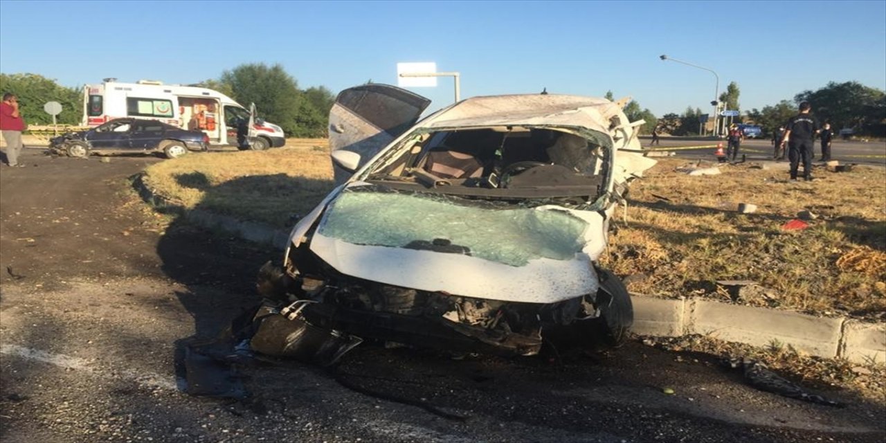 Kırıkkale'de iki otomobil çarpıştı: 5 ölü