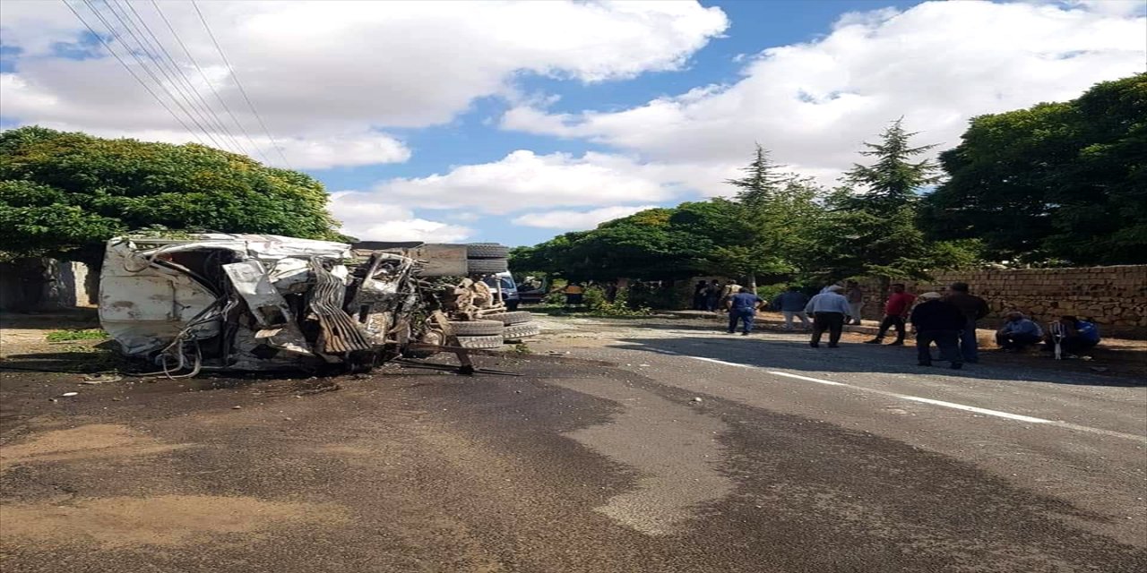 Kırşehir'de beton mikserinin çarptığı tek katlı evin balkonunda oturan kadın öldü