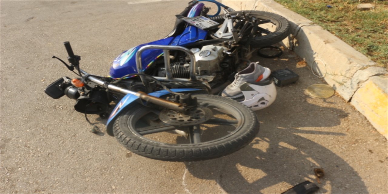 Adana'da otomobil ile motosikletin çarpışması sonucu 2 kişi yaralandı