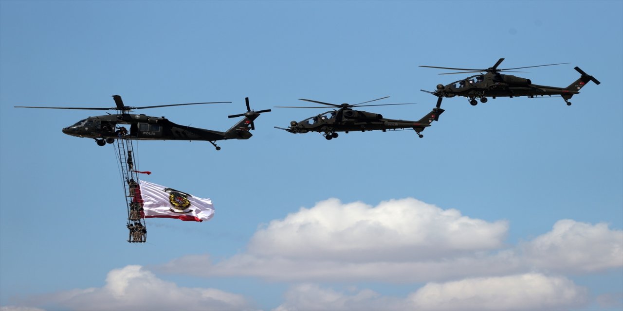 Yerli ve yabancı akrobasi pilotları Eskişehir'de gösteri uçuşu yaptı